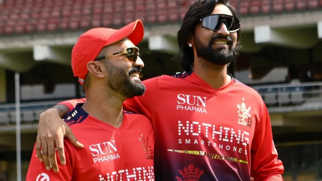 Krunal Pandya playfully taunts Dinesh Karthik after RCB coach forgets his role i – IPL 2026: ক্রুনাল পান্ডিয়ার নাম ভুলে গেলেন দীনেশ কার্তিক, ড্রেসিং রুমে মজার মুহূর্ত